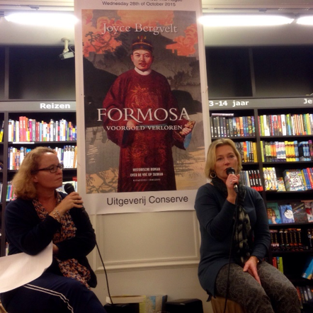 Sophie Zijlstra interviewt Joyce Bergvelt tijdens een literaire avond bij Maximus   (foto&rsquo;s : B. Le Noble)