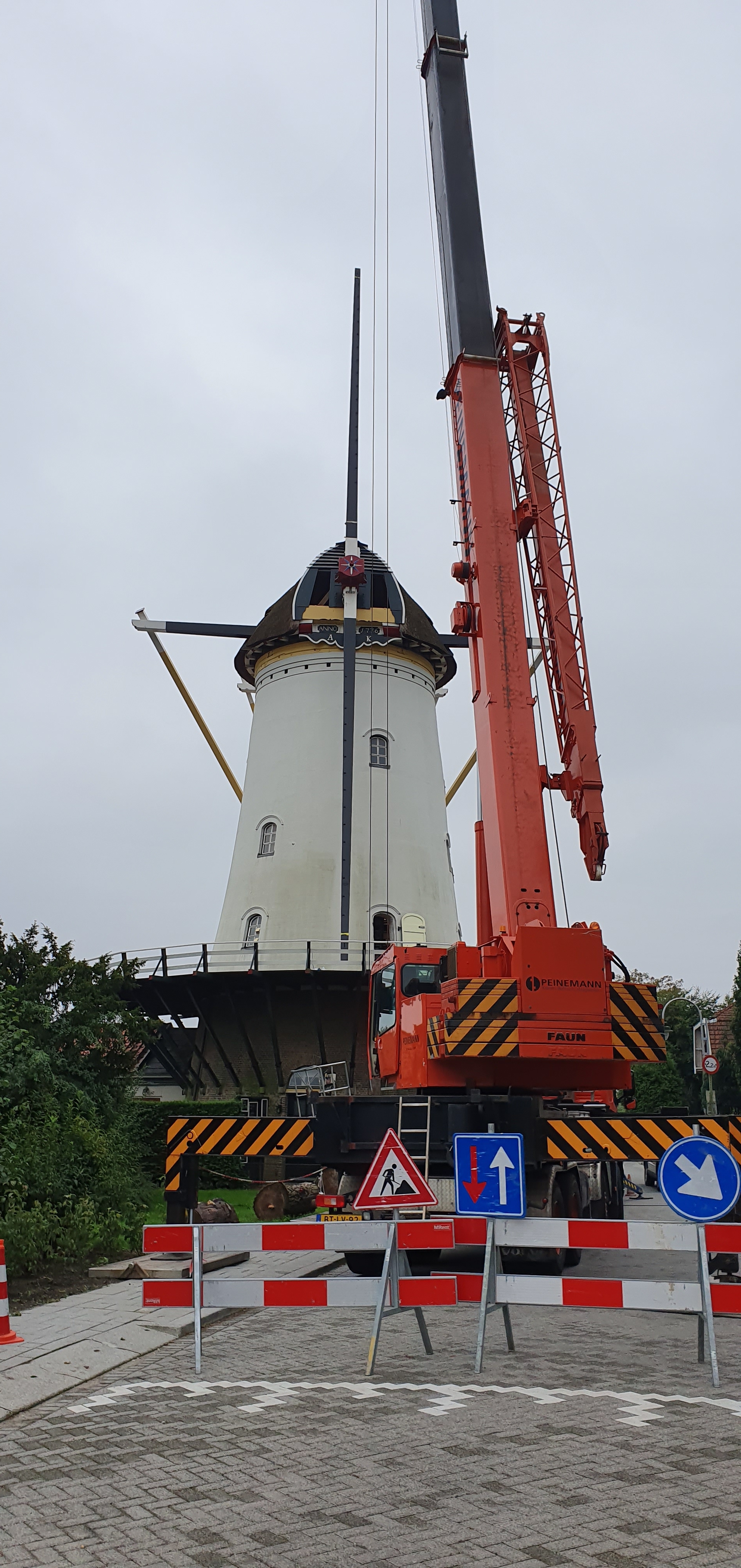 Voorzichtig worden de wieken van de korenmolen "De vier winden"gehaald
