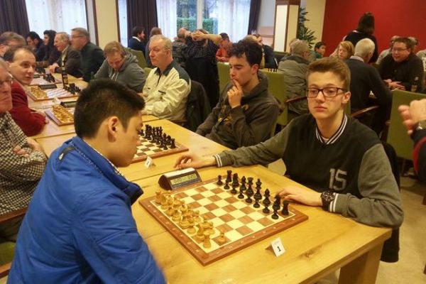 De winnaar van het Erasmus Rapidtoernooi van vorig jaar, Lars Vereggen (rechts).